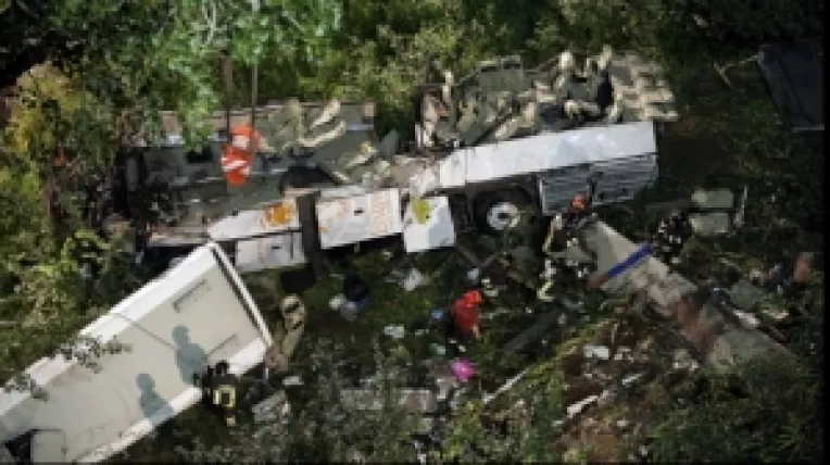 Accident de autocar cu 38 de morti pe un viaduct de pe autostrada A16 Napoli-Bari