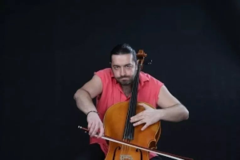 Adevarul despre violoncelistul Adrian Naidin, care a sarit pe geam de frica unui echipaj antidrog al Politiei Romane care i-a facut usa tandari