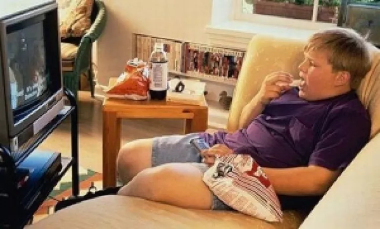 Copiii care privesc timp de o ora zilnic la televizor devin obezi