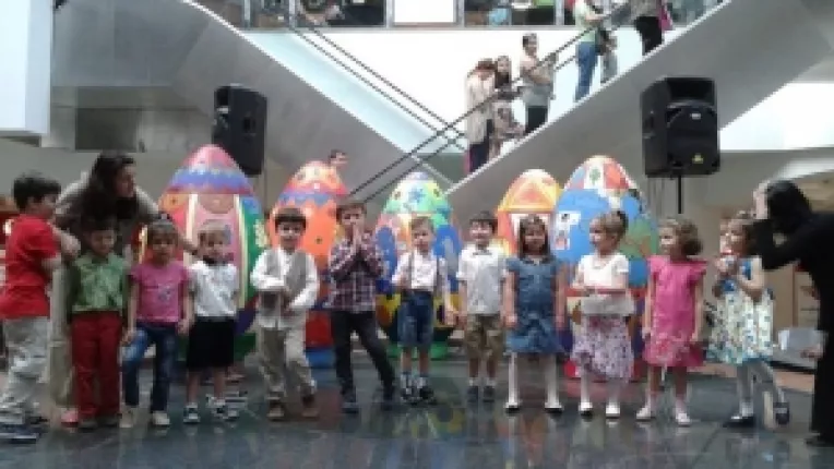 Copiii de la Gradinita Bambi si Scoala Step by Step au strans 6.500 de lei pentru copiii cu autism in campania "Invata sa daruiesti"

