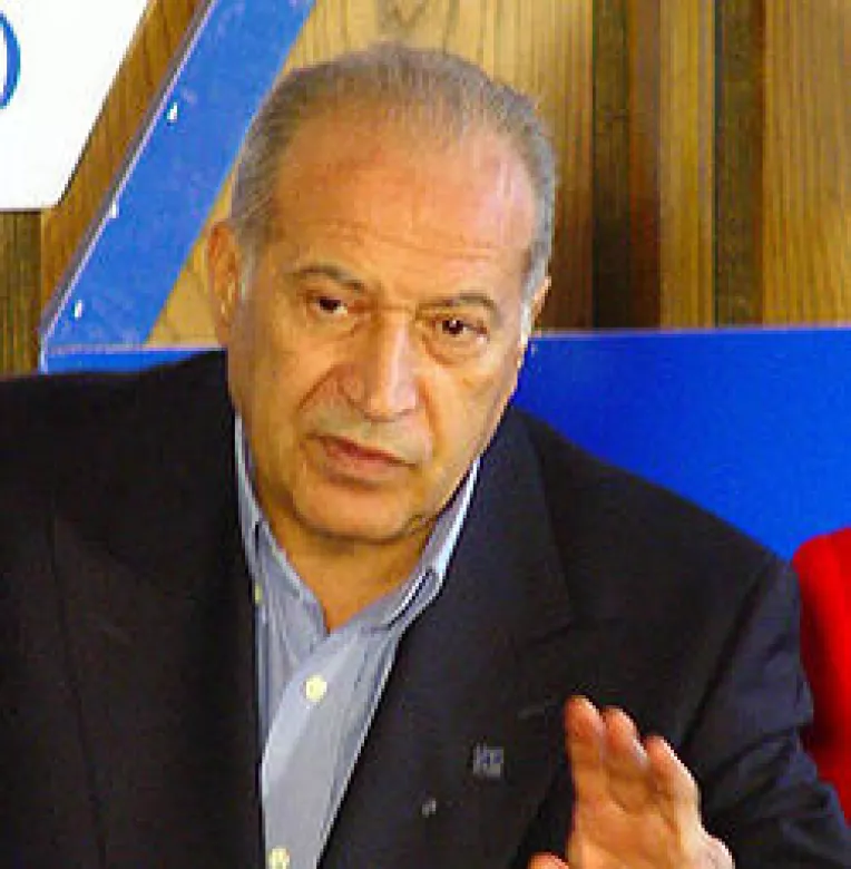 Dan Voiculescu ii cere lui Basescu sa promulge Legea caselor nationalizate