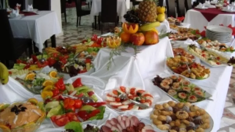 De sarbatori de ingrasam cu 3-8 kg: La mesele de Craciun si Revelion mancam 6.000 de calorii pe zi!