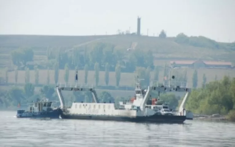 Din cauza nivelului scazut al Dunarii, s-a oprit trecerea cu bacul si ferryboat-ul, in zona Chiciu - Silistra - Ostrov