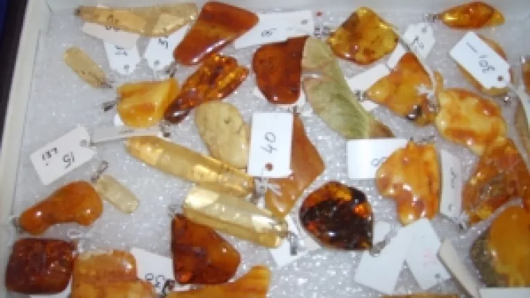 Emil Spiac: "Pandante din turmalina si cianit din Muntii Lotrului!"