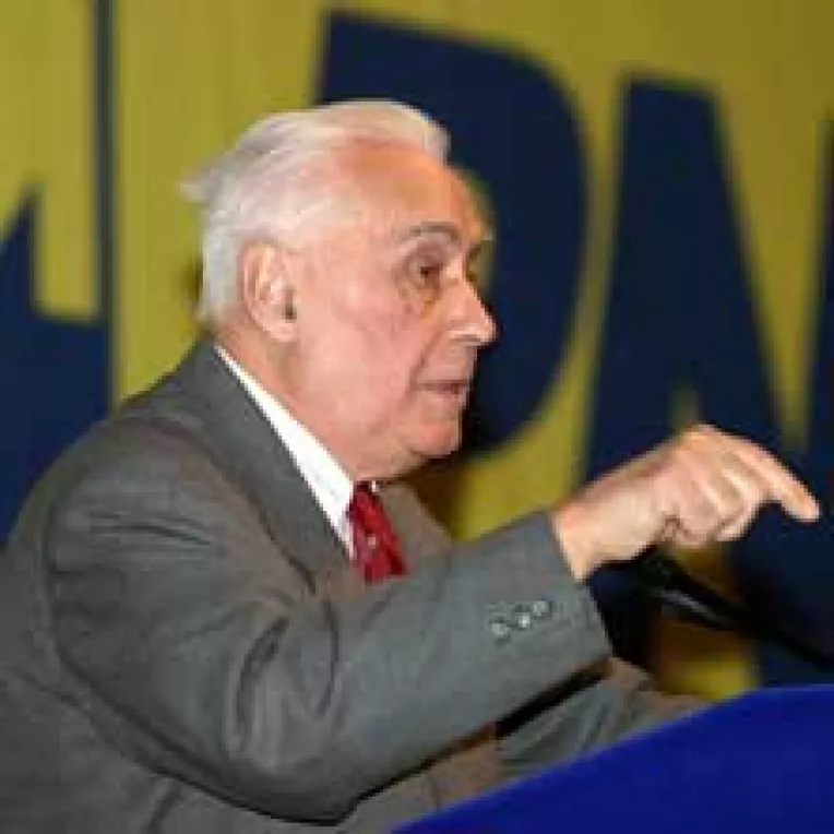 Fondatorul PNL il desfiinteaza pe Stolojan