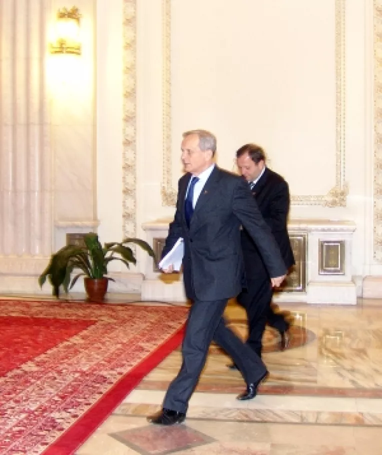 Invins de atributiile excesive ale Colegiului Presedintilor 
Stolojan a plecat fiindca ar fi fost un premier de paie