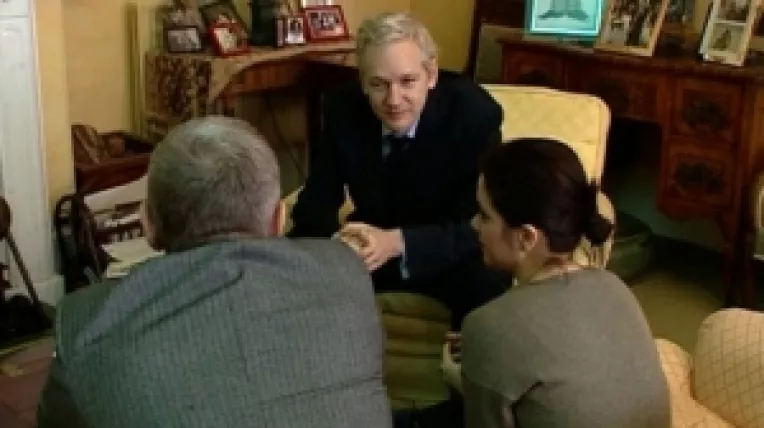 Julian Assange, fondatorul Wikileaks, a stat de vorba timp de 2 ore cu o echipa de jurnalisti romani 