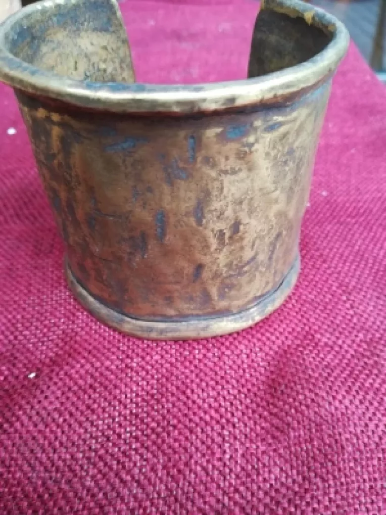 Octavian Lazar creeaza bratari, inele si pandantive din cupru, la targul din curtea MTR