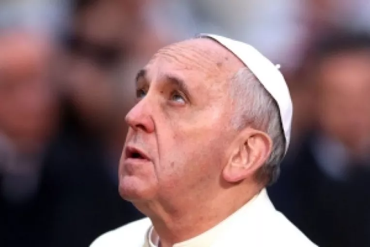 Papa Francisc, dupa atentatele teroriste din Paris: Este necesar un raspuns decisiv pentru contracararea urii criminale