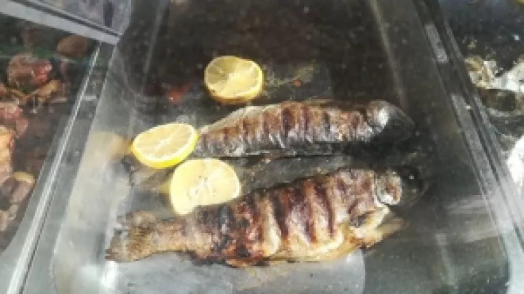 Pastrav la gratar, la standul Restaurantului Palmyra, la targul din curtea MTR