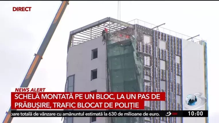 Pericol major in centrul Capitalei. O schela de pe un bloc turn sta sa cada