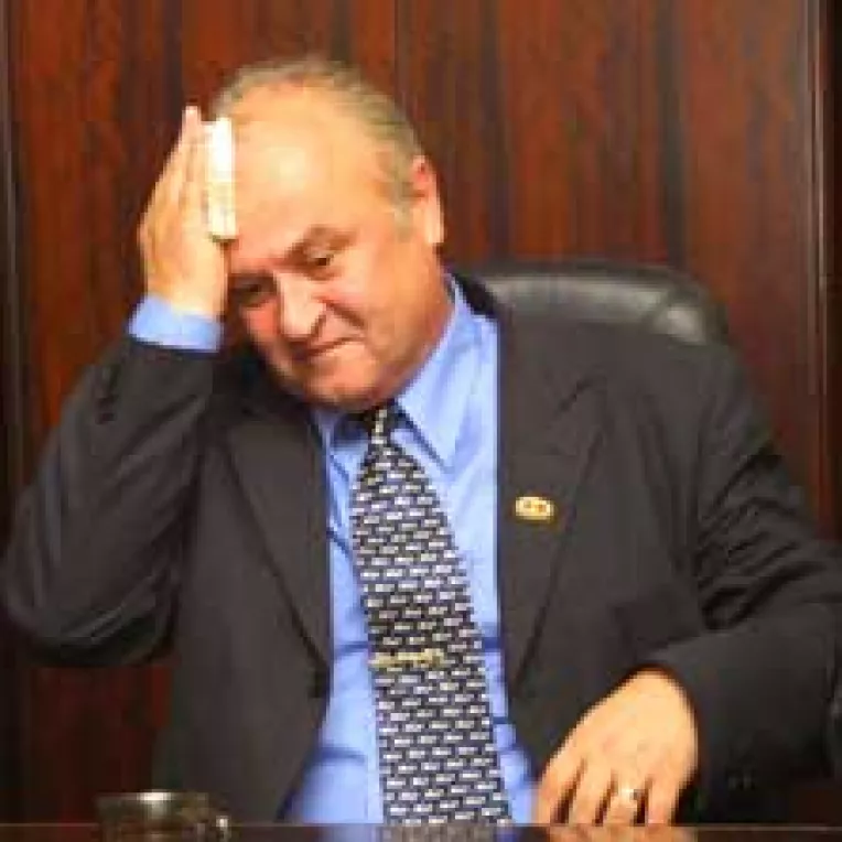 Pesedistii incep sa sara din barca lui Iliescu si Nastase