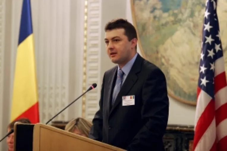 Pregatiri pentru o absorbtie "istorica"
Conservatorii sunt dispusi sa-i primeasca in PC pe parlamentarii PRM