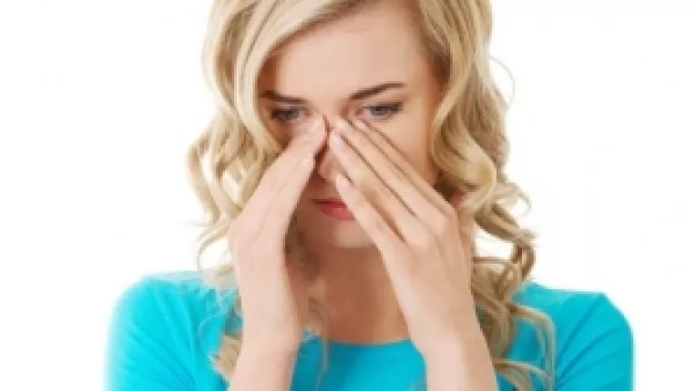 Remedii naturale pentru nasul infundat: apa sarata, baia cu aburi, uleiul de mustar, ghimbirul si usturoiul