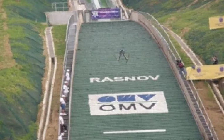 Romanii spera sa introduca Rasnovul pe harta oraselor care gazduiesc etape de Cupa Mondiala la sarituri cu schiurile