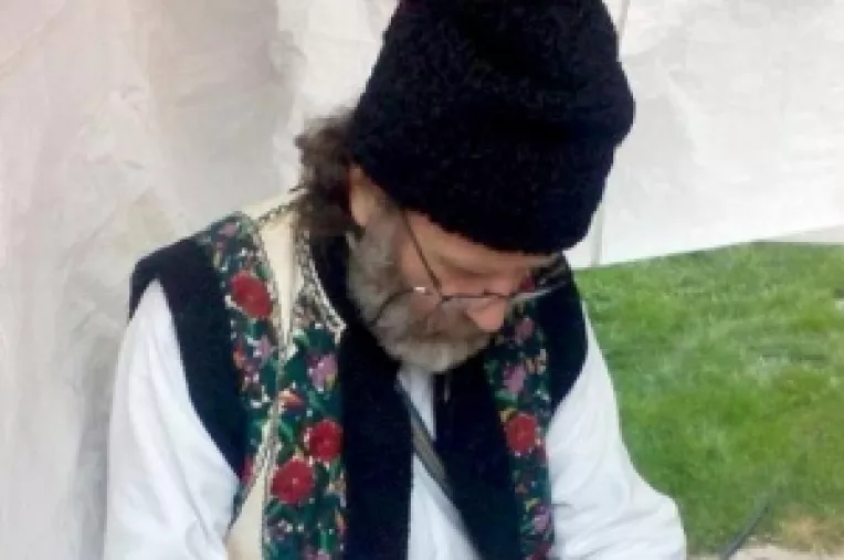 Sculptorul Marian Viorel pare desprins din basmele populare romanesti