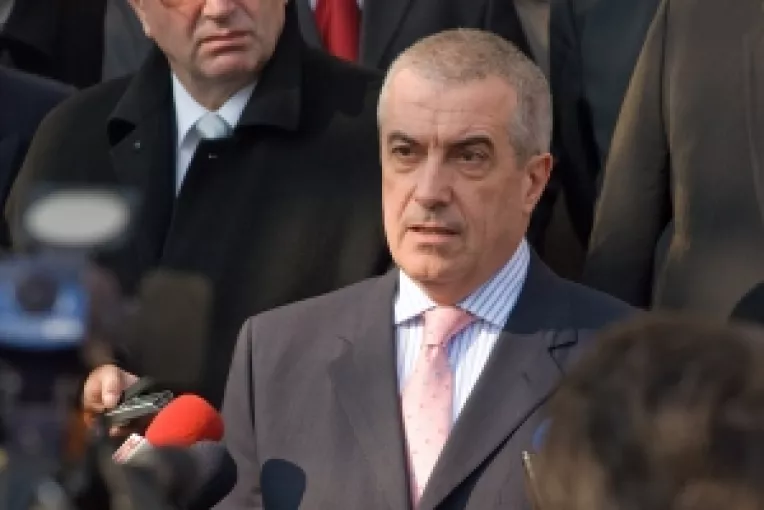 Tariceanu: Campania electorala e ca un meci de fotbal - unii doar stau in tribune si arunca petarde