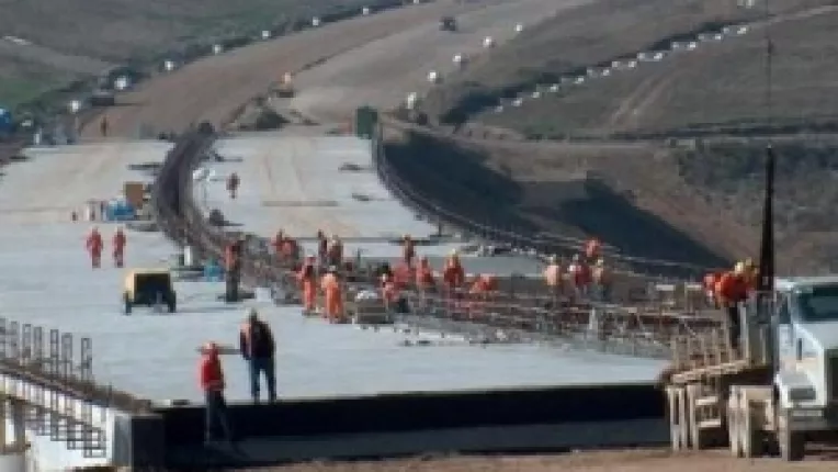 Traian Basescu la B1TV (4): "Nu avem bani de autostrazi pentru ca platim prea multe ajutoare sociale"