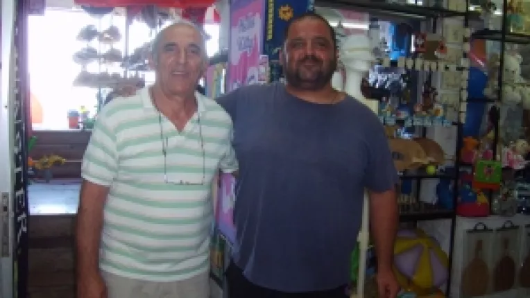 Turistii romani, incantati de magazinul grecului Michael Kantartzis, de pe plaja din Tolo