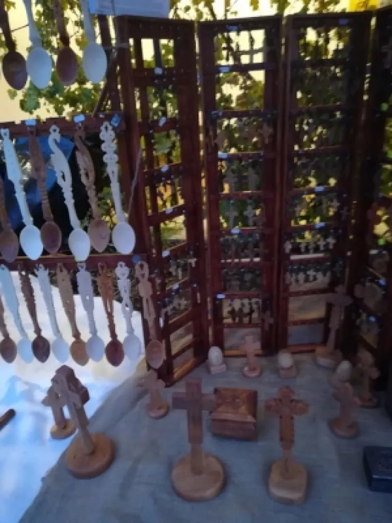 Viorel Marian: Icoane pe lemn si cruci de purtat la gat